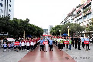 搞笑一幕！马竞新闻发布会椅子出问题，德保罗越坐越矮